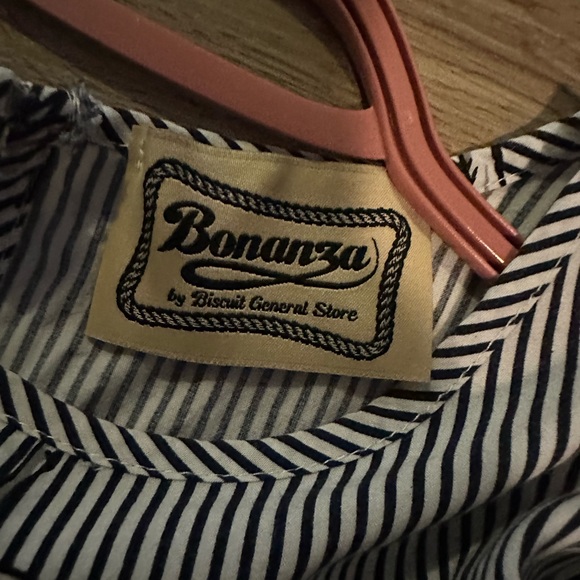 Black and White Cut out Shoulder Stripes and Bird Patterned T-Shirt - Picture 4 of 6